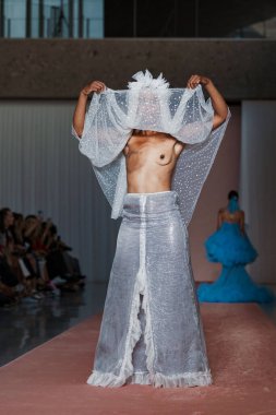 Milan Moda Haftası Kadın Giyim / Yaz 2024 'te BREAST CANCER FASHION Şovunda model yürüyüş pisti.