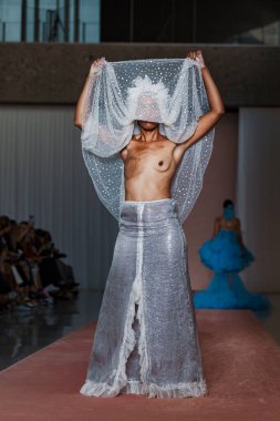 Milan Moda Haftası Kadın Giyim / Yaz 2024 'te BREAST CANCER FASHION Şovunda model yürüyüş pisti.