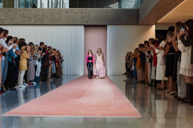 Milan Moda Haftası Kadın Giyim / Yaz 2024 'te BREAST CANCER FASHION Şovu koleksiyonunun tasarımcıları.