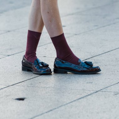 Milan Moda Haftası Kadın Giyim / Yaz 2024 Moda Programı 'nın dışında moda detayları.