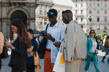 Milano Moda Haftası Kadın Giyim / Yaz 2024 'te BuDAPEST SELECT Şovu' nun dışındaki konuklar.