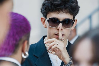 Milan Moda Haftası Kadın Giyim / Yaz 2024 Moda Programı 'nın dışında moda detayları.