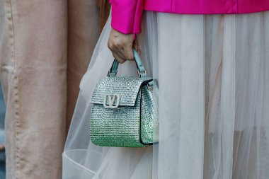 Milan Moda Haftası Kadın Giyim / Yaz 2024 Moda Programı 'nın dışında moda detayları.