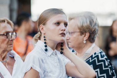 Milano Moda Haftası Kadın Giyim / Yaz 2024 'te BuDAPEST SELECT Şovu' nun dışındaki konuklar.