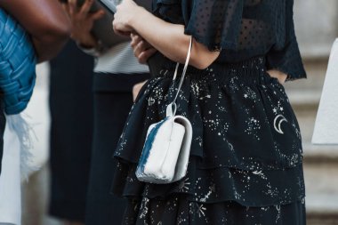 Milan Moda Haftası Kadın Giyim / Yaz 2024 Moda Programı 'nın dışında moda detayları.