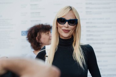 Milan Moda Haftası Kadın Giyim / Yaz 2024 'te BuDAPEST SELECT Show' un dışında bir konuk..