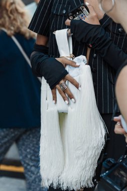 Milan Moda Haftası Kadın Giyim / Yaz 2024 Moda Programı 'nın dışında moda detayları.