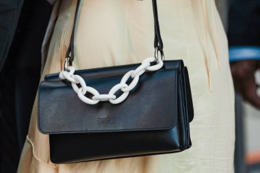 Milan Moda Haftası Kadın Giyim / Yaz 2024 Moda Programı 'nın dışında moda detayları.