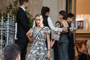 Milano Moda Haftası Kadın Giyim / Yaz 2024 'te BuDAPEST SELECT Şovu' nun dışındaki konuklar.