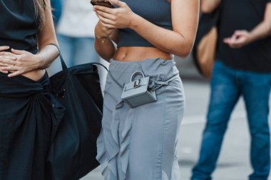 Milan Moda Haftası Kadın Giyim / Yaz 2024 Moda Programı 'nın dışında moda detayları.