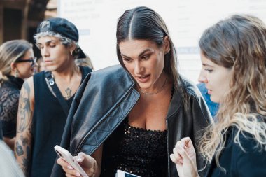 Milano Moda Haftası Kadın Giyim / Yaz 2024 'te BuDAPEST SELECT Şovu' nun dışındaki konuklar.