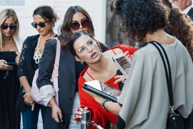 Milano Moda Haftası Kadın Giyim / Yaz 2024 'te BuDAPEST SELECT Şovu' nun dışındaki konuklar.