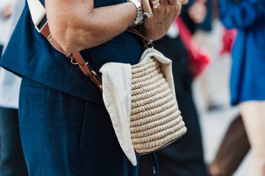 Milan Moda Haftası Kadın Giyim / Yaz 2024 Moda Programı 'nın dışında moda detayları.