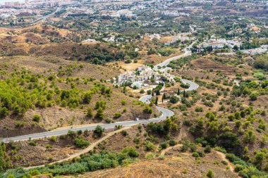 MIJAS, İspanya - 2 Ekim 2022: 2 Ekim 2022 'de İspanya' nın Mijas kentinde Costa del Sol kentinde panoramik deniz manzarası