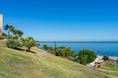 FUENGIROLLA, İspanya - 17 Eylül 2022: Fuengirola, İspanya 'daki Sohail Kalesi' nden Panoramik Manzara