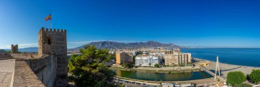 FUENGIROLLA, İspanya - 17 Eylül 2022: Fuengirola, İspanya 'daki Sohail Kalesi' nden Panoramik Manzara
