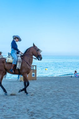 FUENGIROLLA, İspanya - 17 Eylül 2022: İspanya geleneksel binicileri (Caballeros) 17 Eylül 2022 tarihinde İspanya 'nın Fuengirola plajında