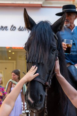 FUENGIROLLA, İspanya - 17 Eylül 2022: İspanyol geleneksel binici (caballero) Fuengirola, İspanya 'da 17 Eylül 2022 tarihinde