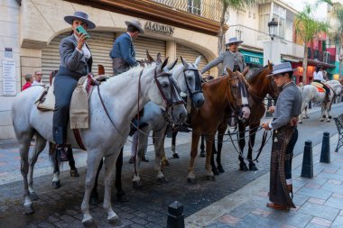 FUENGIROLLA, İspanya - 17 Eylül 2022: İspanya geleneksel binicileri (Caballeros) 17 Eylül 2022 tarihinde İspanya 'nın Fuengirola plajında