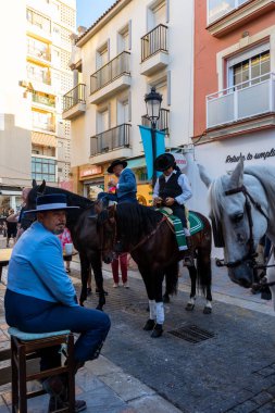 FUENGIROLLA, İspanya - 17 Eylül 2022: İspanya geleneksel binicileri (Caballeros) 17 Eylül 2022 tarihinde İspanya 'nın Fuengirola plajında