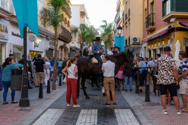 FUENGIROLLA, İspanya - 17 Eylül 2022: İspanya geleneksel binicileri (Caballeros) 17 Eylül 2022 tarihinde İspanya 'nın Fuengirola plajında