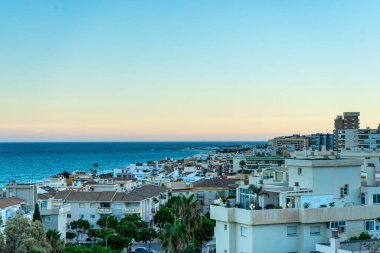 TORREMOLINOS, İspanya - Eylül 04, 2022: Torremolinos, İspanya 'da gün batımı