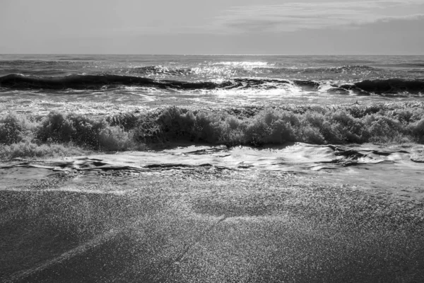 Fale Morzu Śródziemnym Plaży Costa Del Sol Hiszpania Ujęcie Czarno — Zdjęcie stockowe
