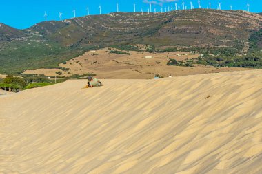 Valdevaqueros Dune 'da dinlenen adam, Cebelitarık Boğazı, İspanya