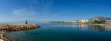 MARBELLA, İspanya - 11 Eylül 2022: Marbella, İspanya 'da yat marinasının panoramik manzarası 11 Eylül 2022