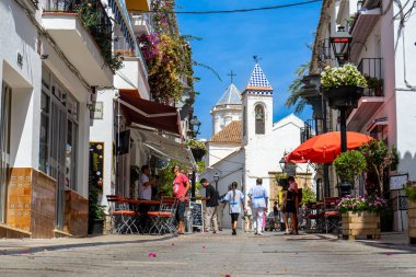 MARBELLA, İspanya - 11 Eylül 2022: 11 Eylül 2022 'de İspanya' nın Marbella kentindeki beyaz caddelerde çiçek açması