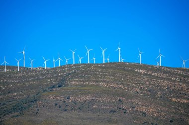 Valdevaqueros plajı yakınlarındaki yel değirmenleri, Cebelitarık Boğazı, İspanya
