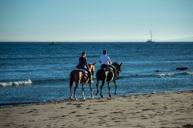 TARIFA, İspanya - 5 Kasım 2022: Valdevaqueros plajındaki süvariler, Tarifa, İspanya 'daki Cebelitarık Boğazı 5 Kasım 2022