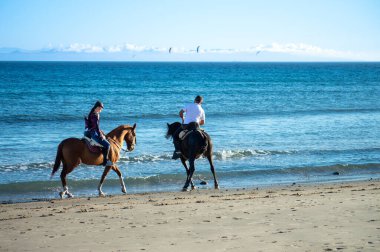 TARIFA, İspanya - 5 Kasım 2022: Valdevaqueros plajındaki süvariler, Tarifa, İspanya 'daki Cebelitarık Boğazı 5 Kasım 2022