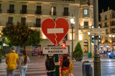 Granada, İspanya - 24 Eylül 2022: 24 Eylül 2022 'de İspanya' nın Granada kentinde yürüyen gece şehir merkezi