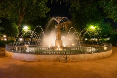 Granada, İspanya - 24 Eylül 2022: Granada, İspanya 'daki çeşmeler 24 Eylül 2022