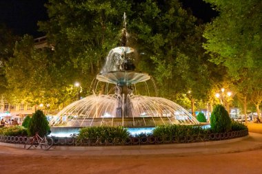 Granada, İspanya - 24 Eylül 2022: Granada, İspanya 'daki çeşmeler 24 Eylül 2022