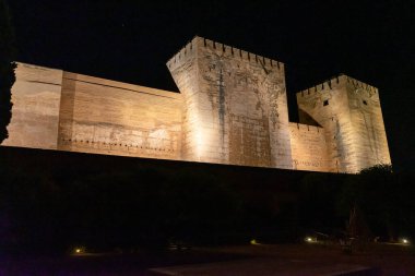 Granada, İspanya - 24 Eylül 2022: Granada, İspanya 'daki antik Arap kalesi, 24 Eylül 2022