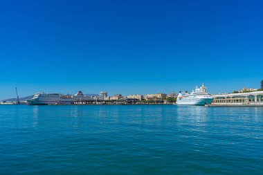 MALAGA, İspanya - 4 Eylül 2022: 4 Eylül 2022 'de İspanya' nın Malaga kentindeki limanın panoramik görünümü