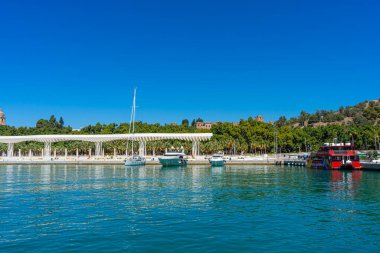 MALAGA, İspanya - 4 Eylül 2022: 4 Eylül 2022 'de İspanya' nın Malaga kentindeki limanın panoramik görünümü