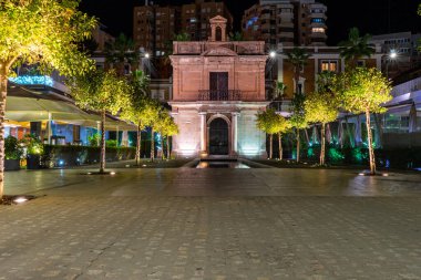 MALAGA, İspanya - 24 Kasım 2022: 24 Kasım 2022 'de İspanya' nın Malaga Limanı Şapeli 'nin gece manzarası 