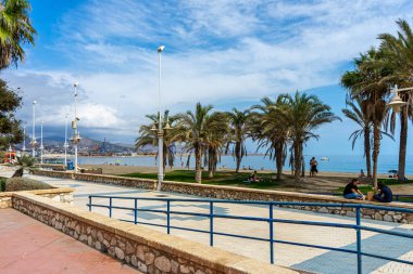 MALAGA, İspanya - 10 Ekim 2022: 10 Ekim 2022 İspanya 'nın Malaga plajı boyunca gezinti