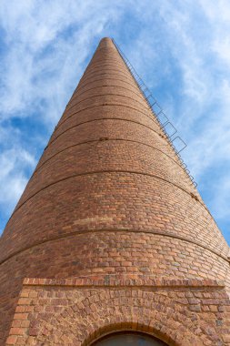 MALAGA, İspanya - 10 Ekim 2022: Malaga, İspanya 'da eski fabrika bacası 10 Ekim 2022