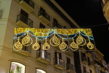 MALAGA, İspanya - 3 Aralık 2022: İspanya 'nın Malaga kentindeki Anayasa Meydanı' nda Noel Ağacı içinde Noel süslemesi