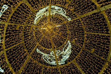 MALAGA, İspanya - 3 Aralık 2022: İspanya 'nın Malaga kentindeki Anayasa Meydanı' nda Noel Ağacı içinde Noel süslemesi