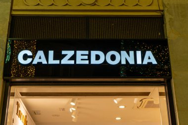 MALAGA, İspanya - 3 Aralık 2022: 3 Aralık 2022 tarihinde Malaga, İspanya 'da Marqus de Larios caddesinde Calzedonia vitrini