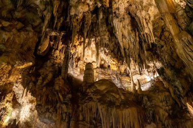 NERJA, İspanya - 16 Ekim 2022: Nerja, İspanya 'daki ünlü Nerja mağaralarında Stalactites ve Stalagmitler