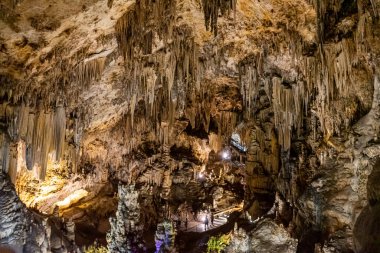 NERJA, İspanya - 16 Ekim 2022: Nerja, İspanya 'daki ünlü Nerja mağaralarında Stalactites ve Stalagmitler