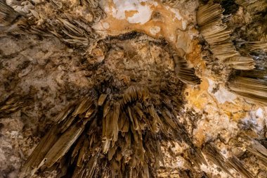 NERJA, İspanya - 16 Ekim 2022: Nerja, İspanya 'daki ünlü Nerja mağaralarında Stalactites ve Stalagmitler