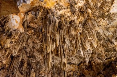 NERJA, İspanya - 16 Ekim 2022: Nerja, İspanya 'daki ünlü Nerja mağaralarında Stalactites ve Stalagmitler