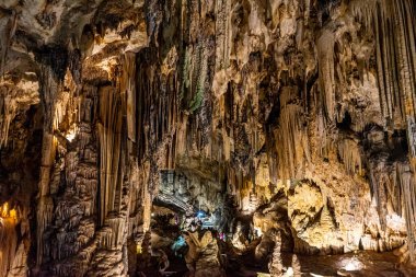 NERJA, İspanya - 16 Ekim 2022: Nerja, İspanya 'daki ünlü Nerja mağaralarında Stalactites ve Stalagmitler